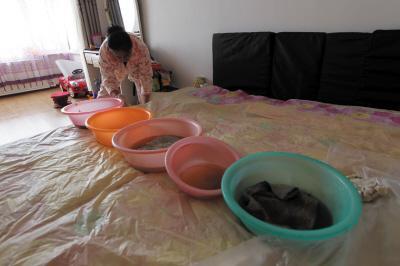 阿尔山楼上漏水，住户失联，小区没物管，业主维权难！律师来支招……